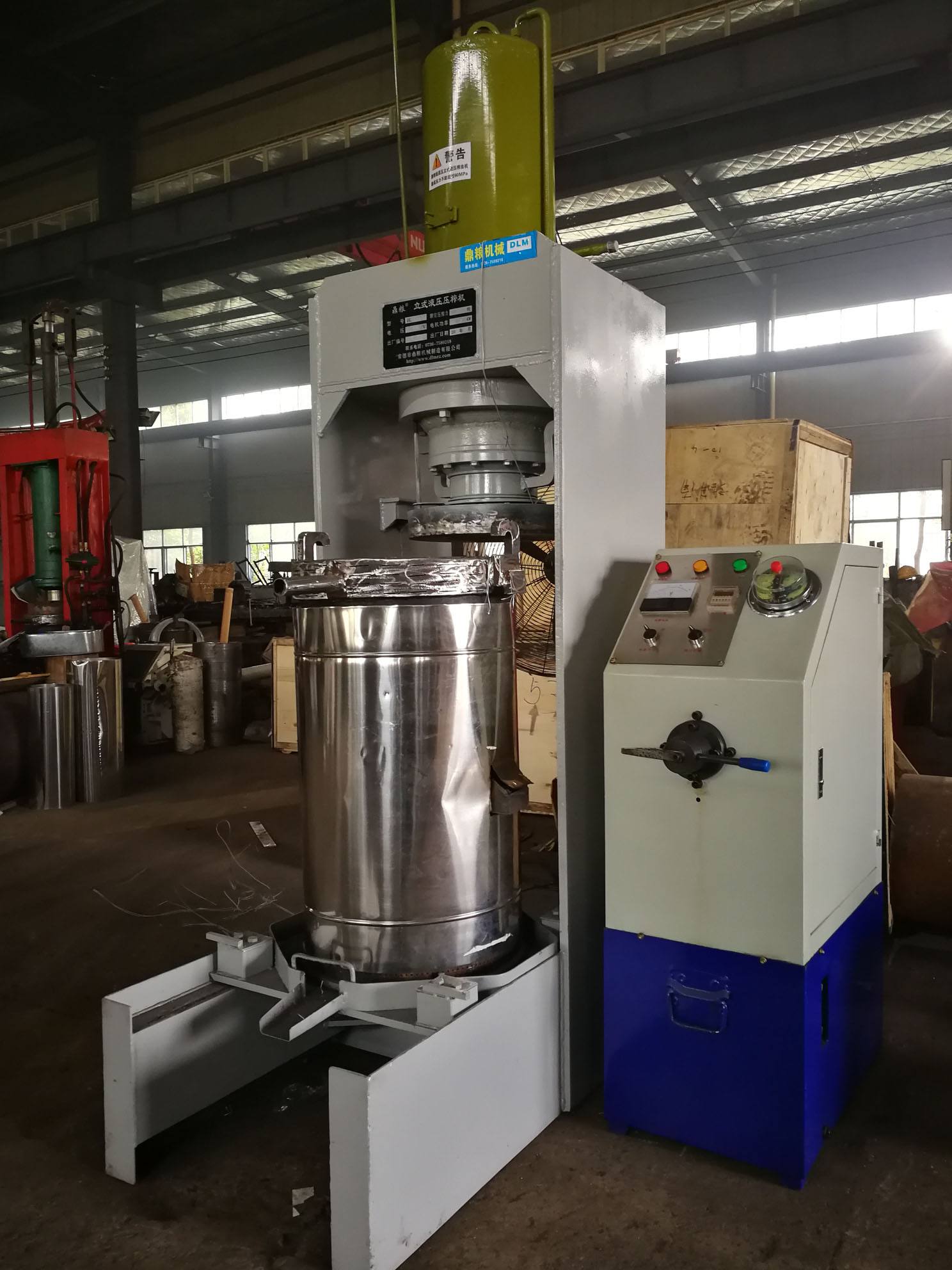 不銹鋼超高壓立式液壓壓榨機(jī)，果汁壓榨機(jī)，果渣壓榨機(jī)，藥材壓榨，油渣處理，白土壓榨